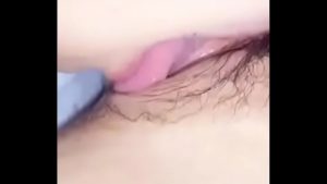 Em sinh viên lông lồn rậm rên rỉ khi được bú liếm