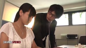 Cô đồng nghiệp thiếu thốn gạ chịch sướng không che